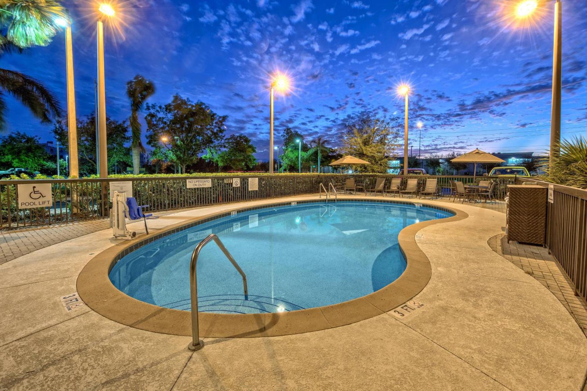 Fairfield Inn And Suites By Marriott Naples Golden Gate Exterior foto